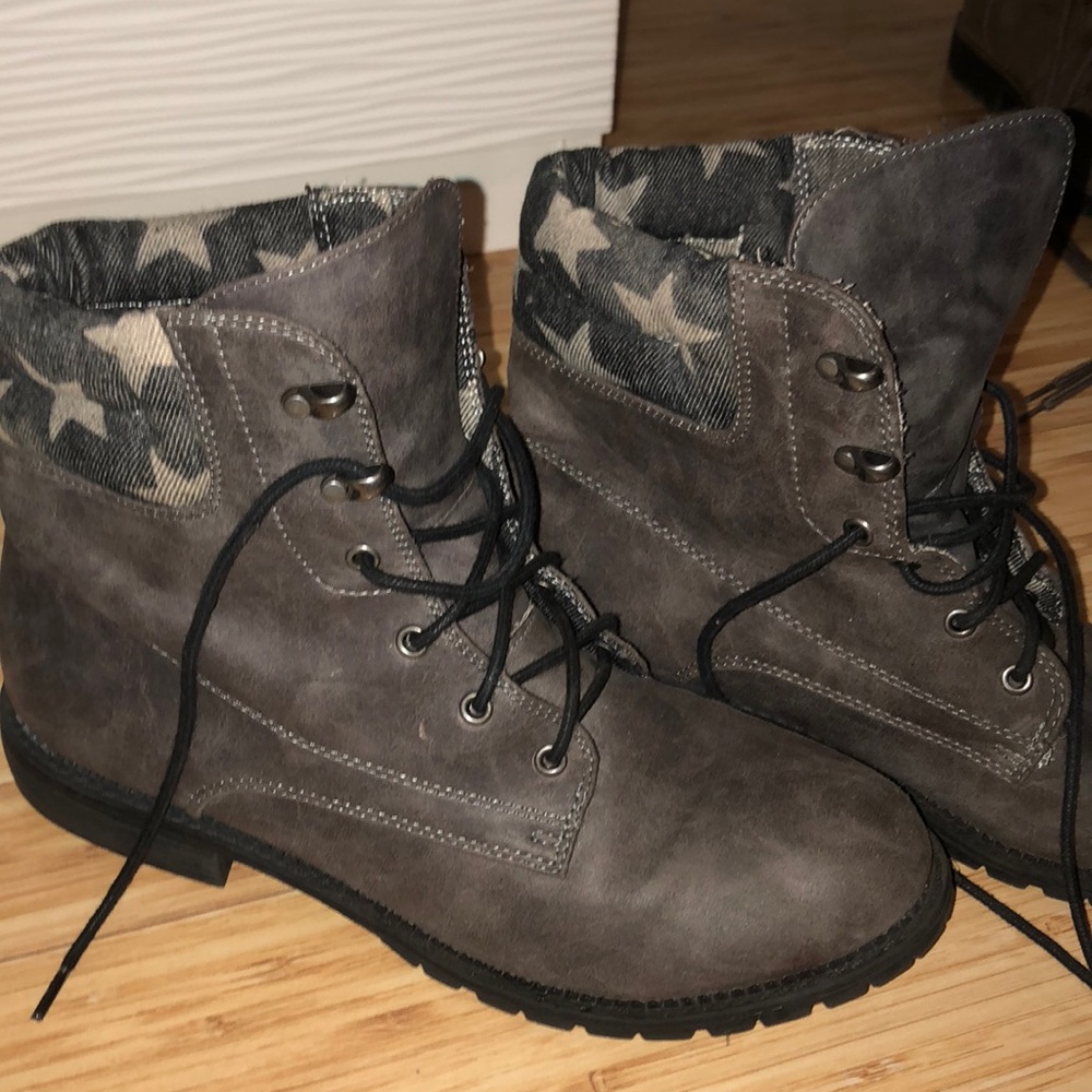 Ankle combat boots with star pattern on top